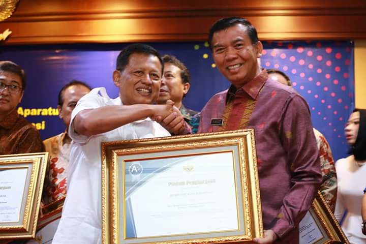 Image : Walikota Pekanbaru, Firdaus, ST, MT. Menerima Penghargaan Pelayanan Publik Terbaik. 